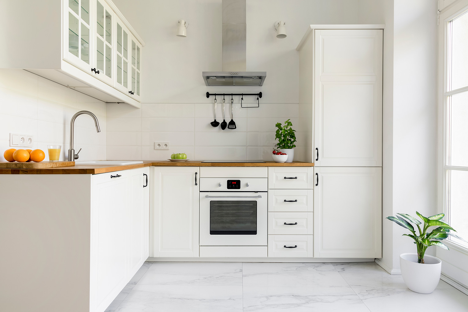Дизайн белой кухни с деревянной столешницей (35 реальных фото)