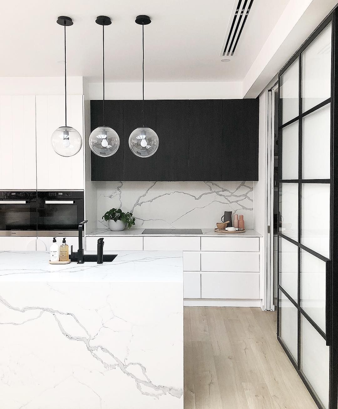 Особенности интерьера черно-белой кухни в современном стиле (20+ реальных фото)