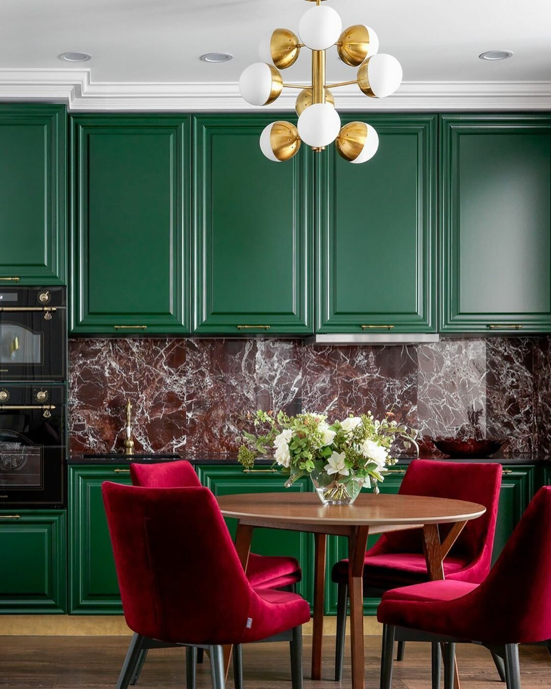 Оформление интерьера зелёной кухни в стиле неоклассика