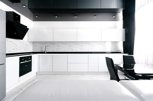 Дизайн белой кухни с черной столешницей: 53 современных идей