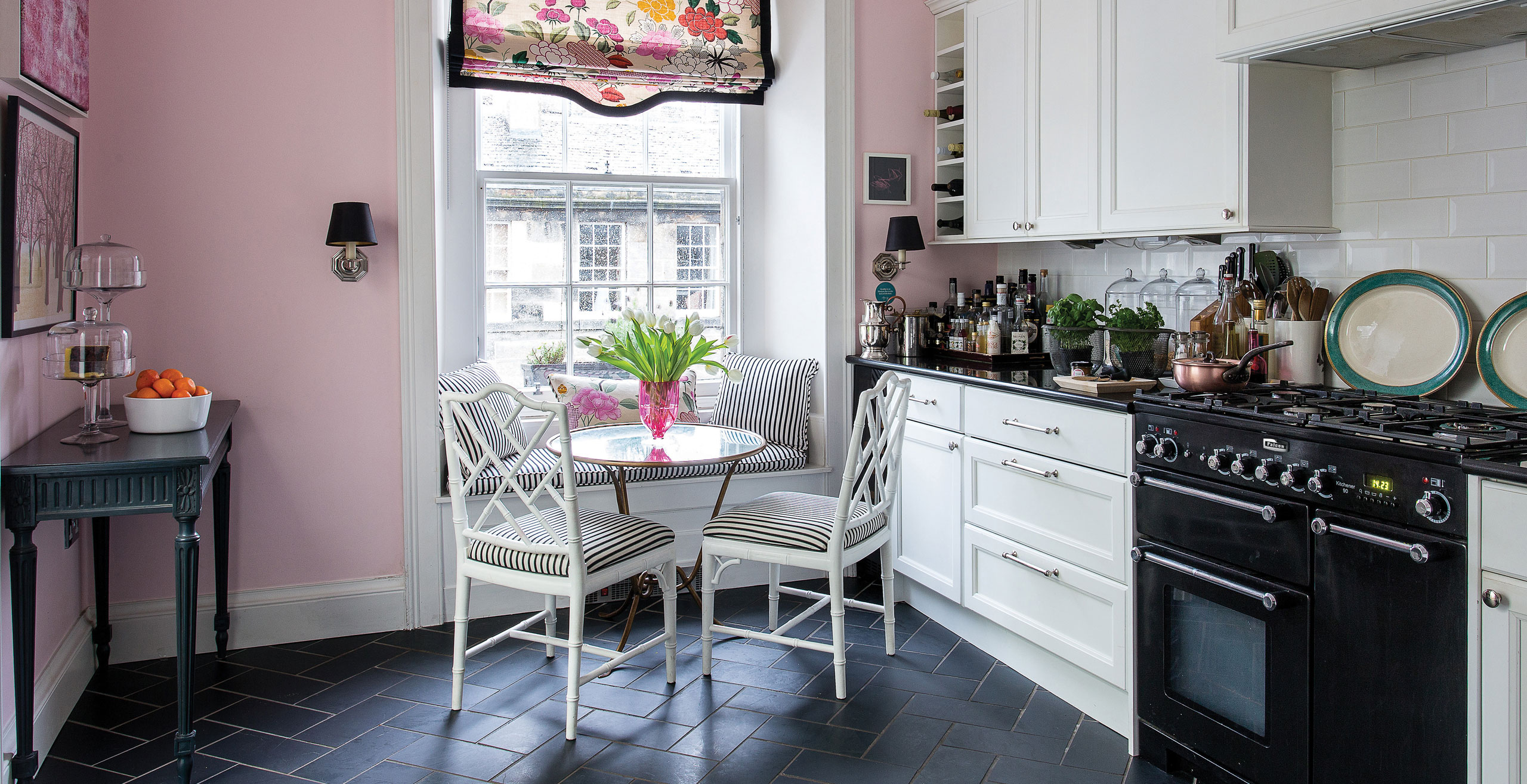 Белая кухня розовые стены