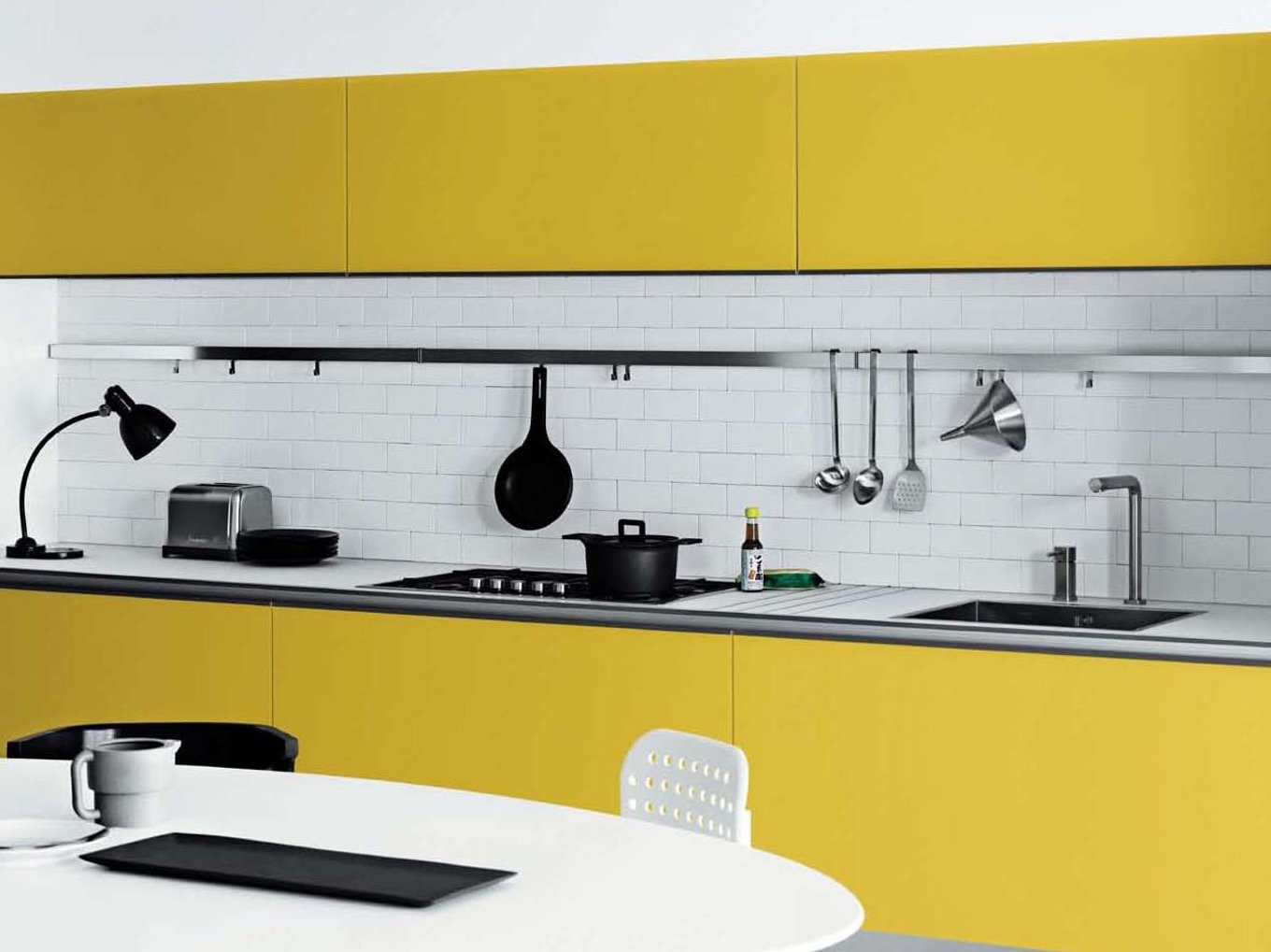 Желтый фартук. Желтые кухни. Рейлинги для кухни в интерьере. Кухня с желтым фартуком. Желтая плитка на фартук.