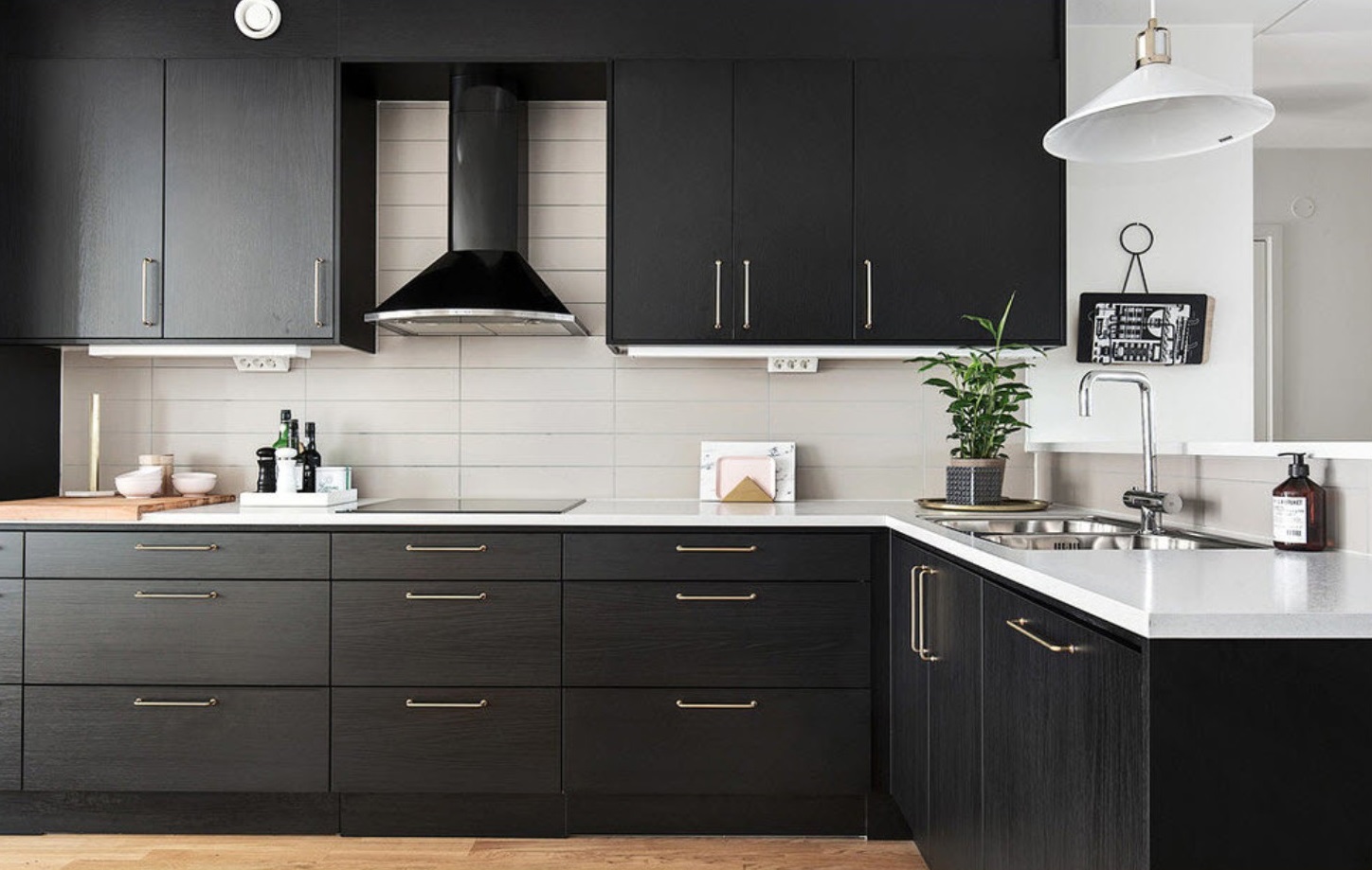 фото черных кухонь с белой столешницей